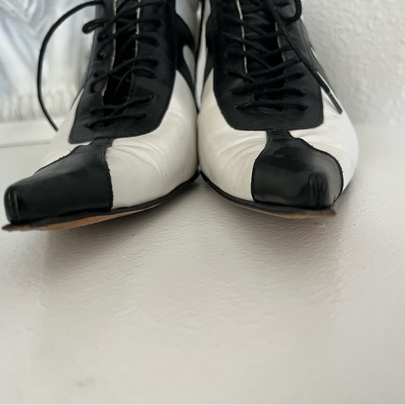 Black & White, extremely pointy & oh-so cool lace-up leather heel! - Picture 10 of 10